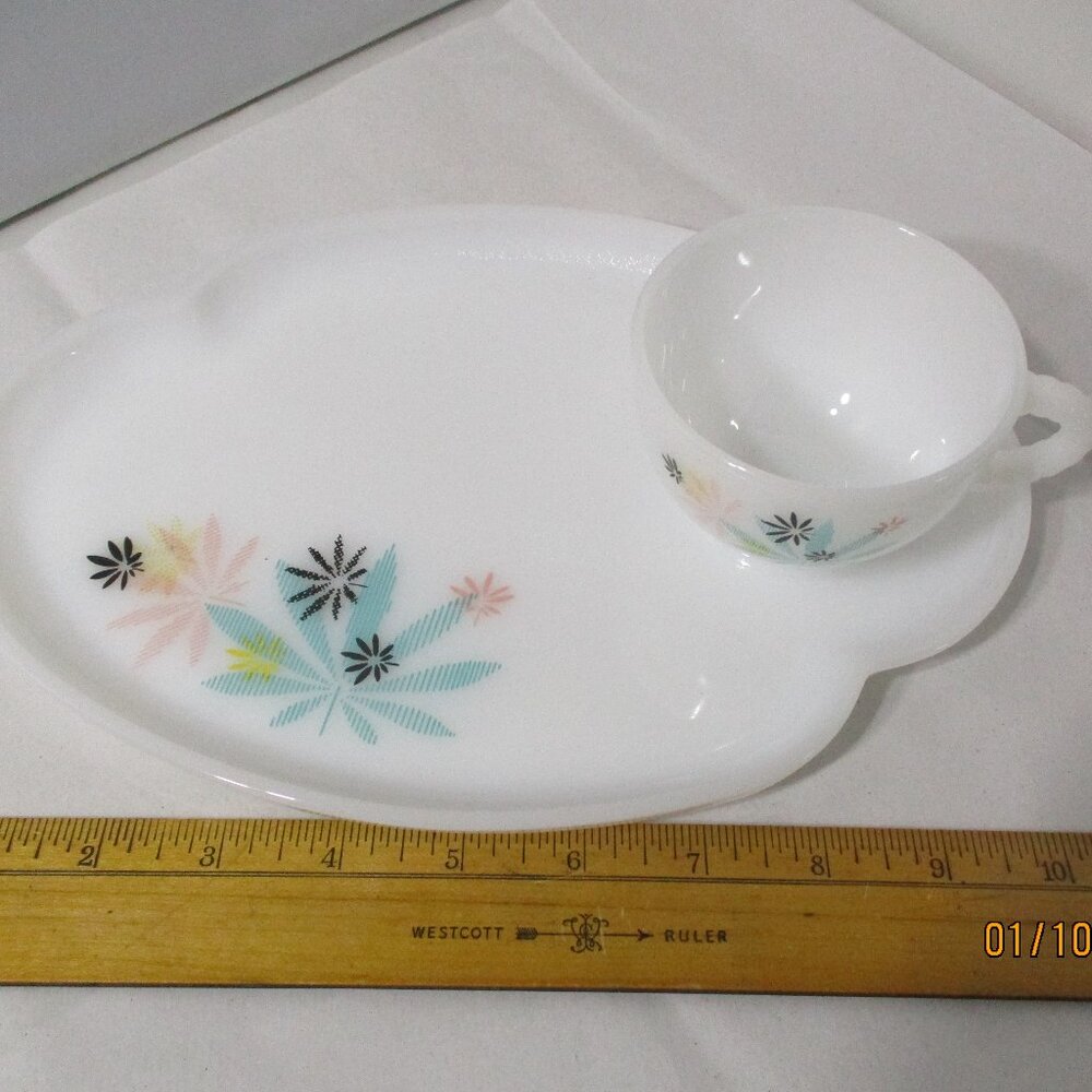 Vintage MCM  Atomic Flower Milk Glass  Coffee Patio Snack Set Tray & Cup - Picture 12 of 12